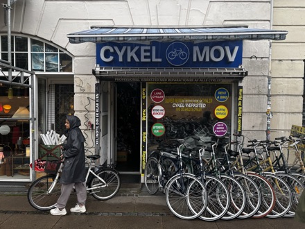 Cykelmovs butik på Nørrebrogade 74 med brugte cykler udenfor