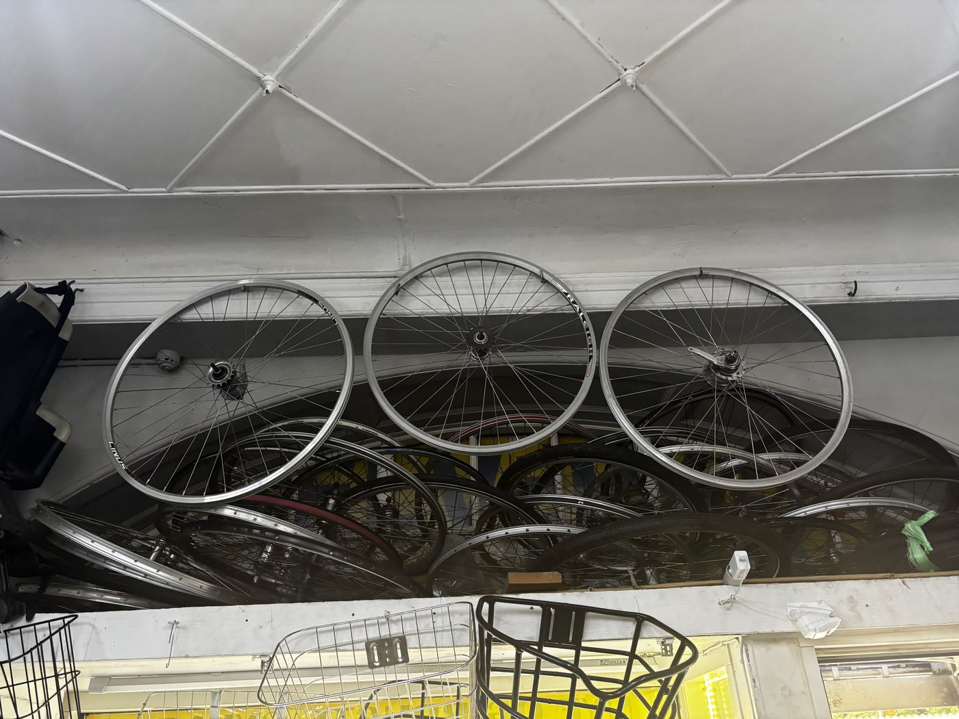 Cykelhjul og detaljer i Cykelmovs butik
