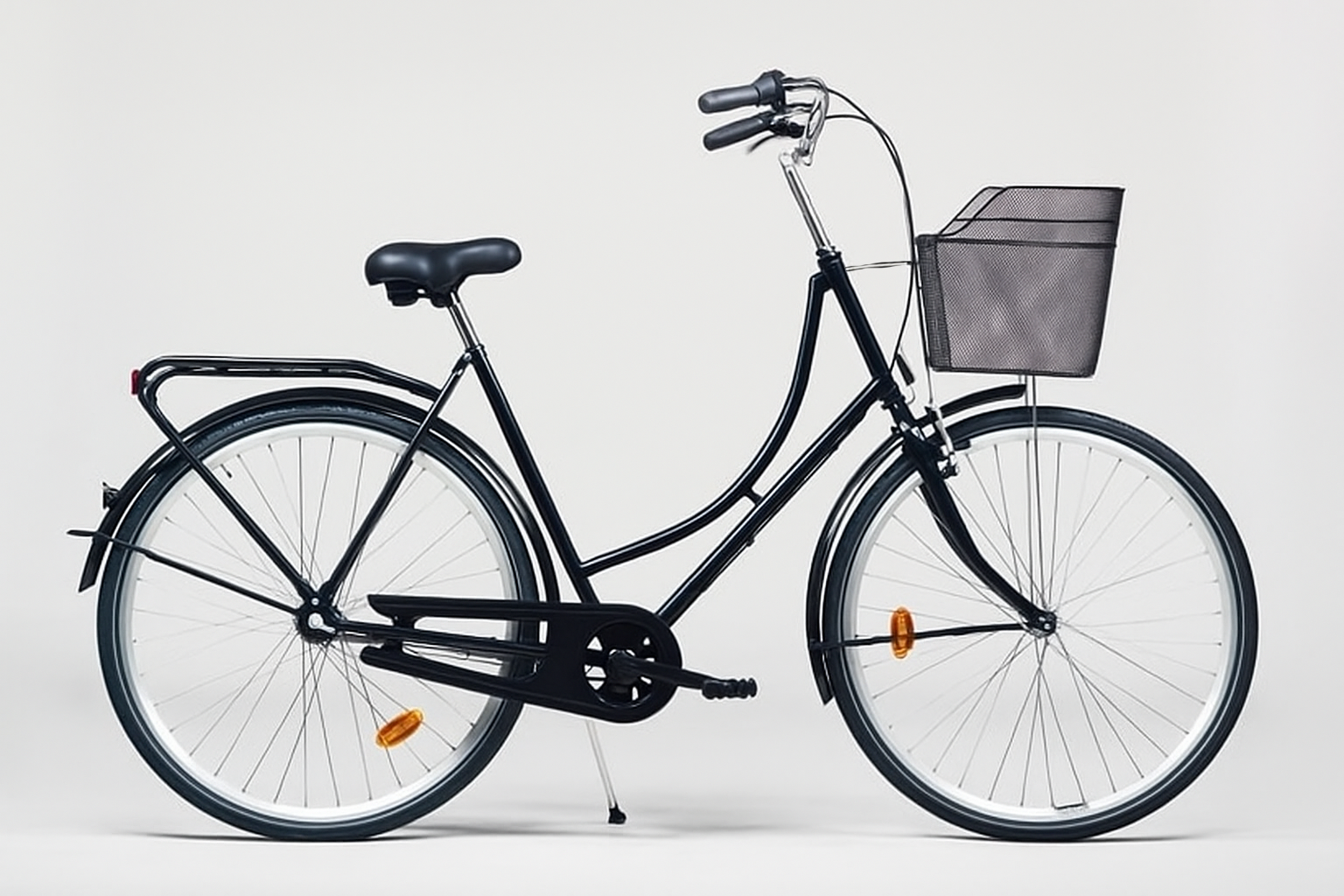 Amsterdam Mina Damecykel – 3 Gear Shimano Nexus med en stor sort kuv